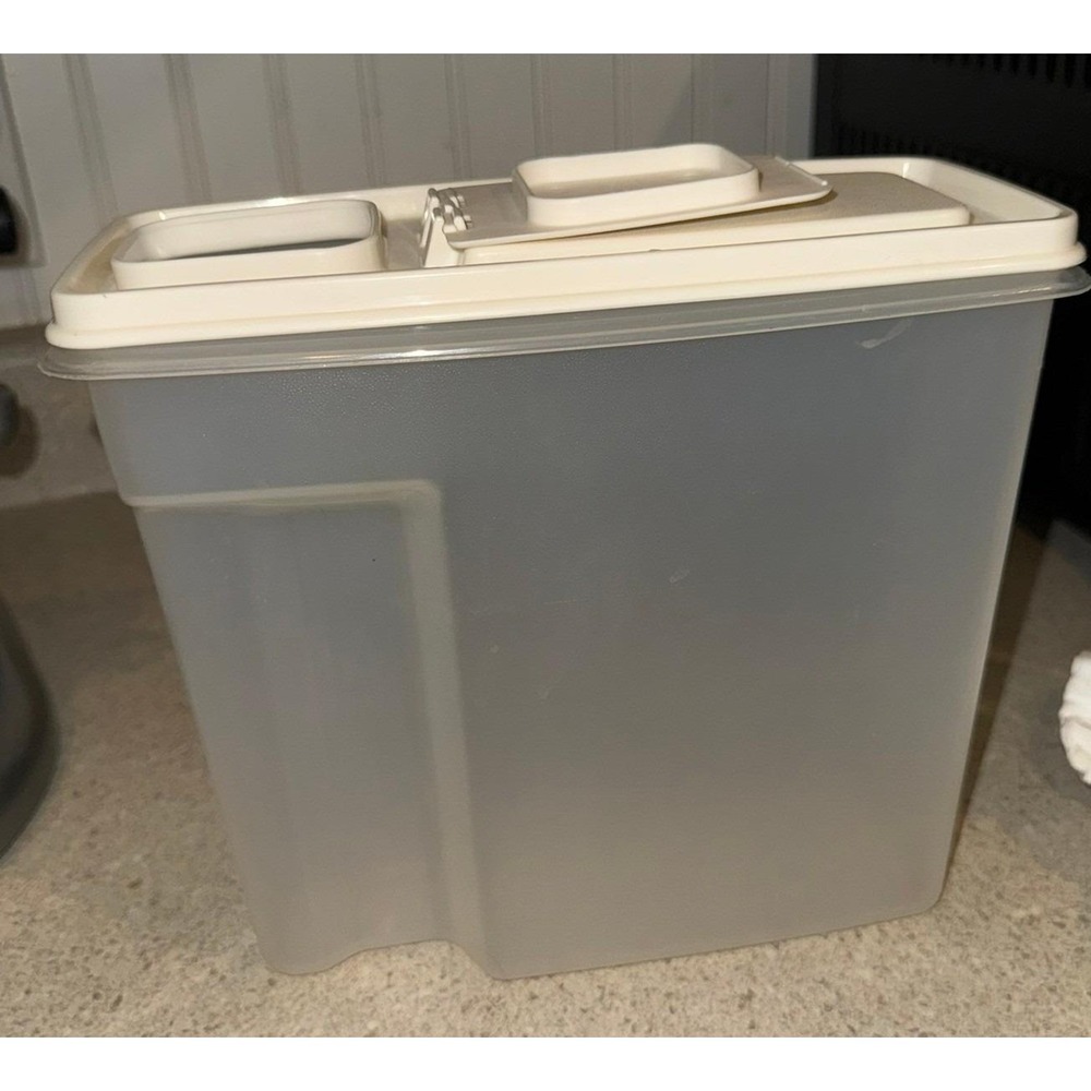 Vintage Rubbermaid Servin' Saver 13 Cups Cereal Storage w/Lid & Flip Spout